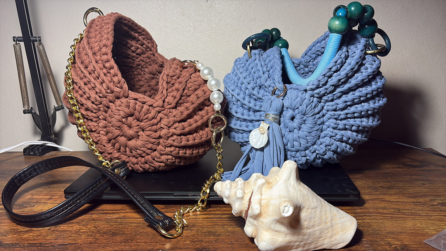 Cartera Estilo Caracol Tejida en Trapillo