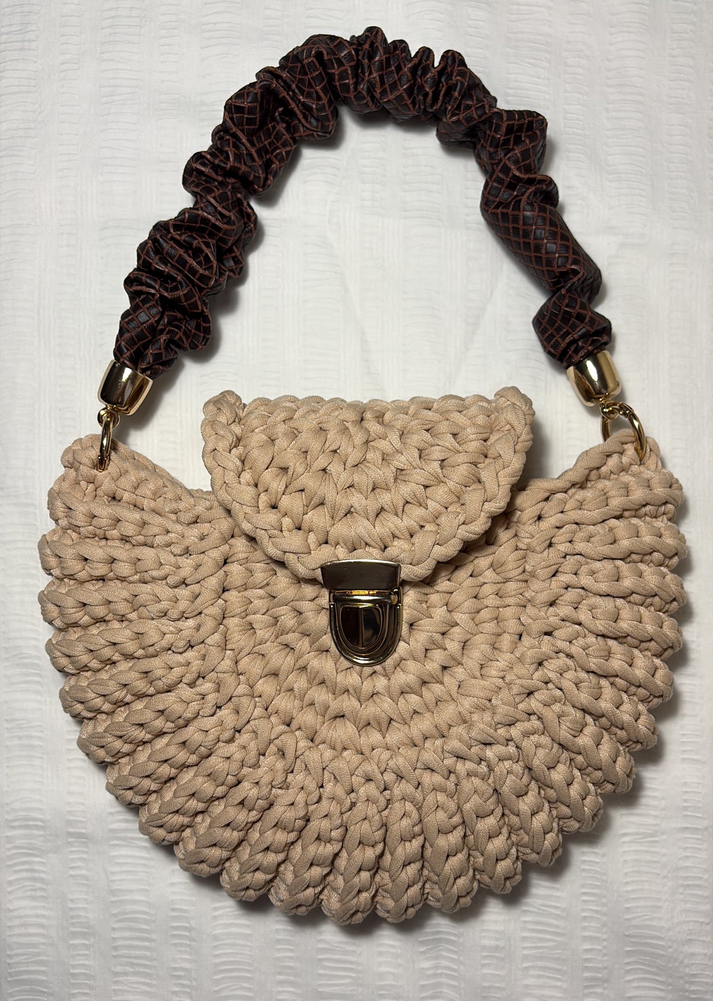 Cartera Oreo Tejida en Trapillo Redonda Beige con Cierre Dorado