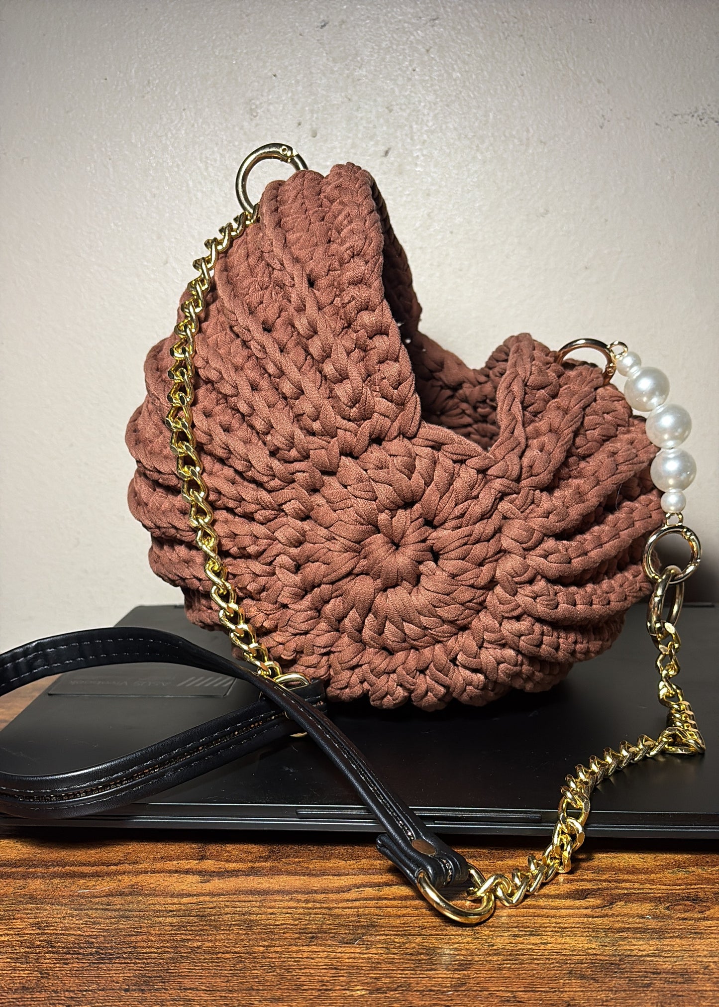 Cartera Estilo Caracol Tejida en Trapillo