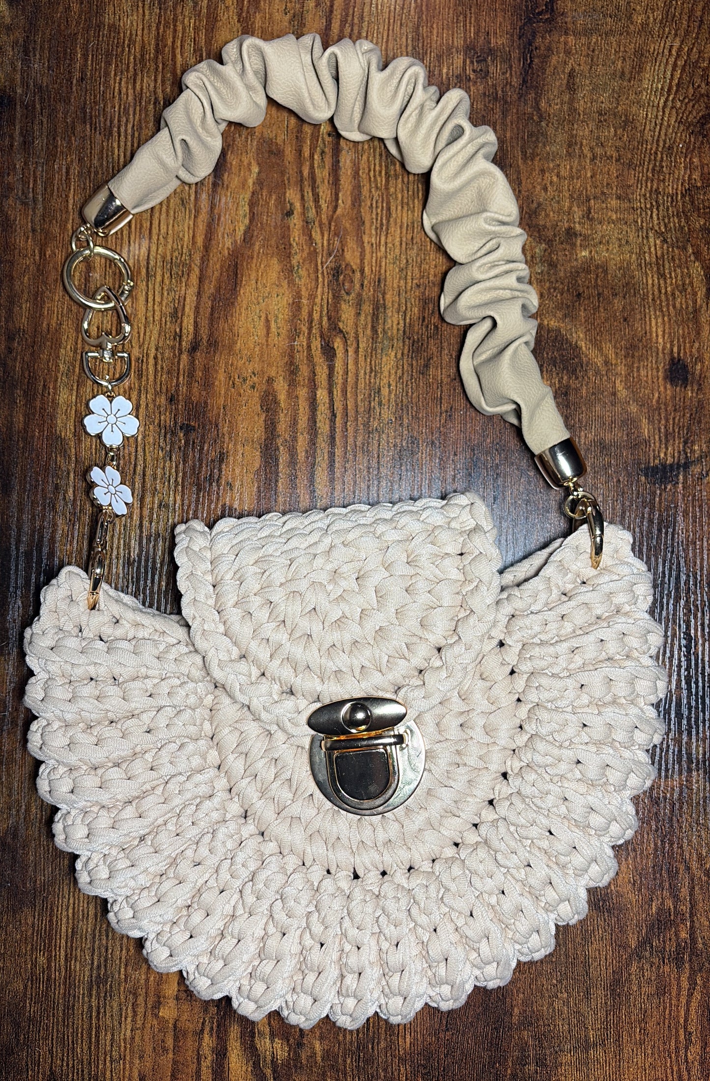 Cartera Oreo Tejida en Trapillo Redonda Beige con Cierre Dorado