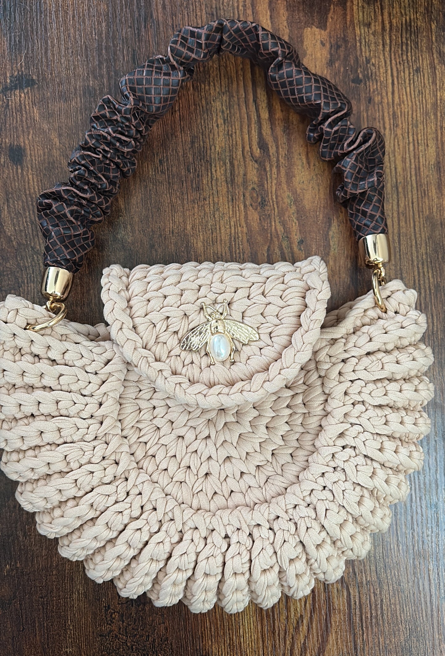 Cartera Oreo Tejida en Trapillo Redonda Beige con Cierre Dorado