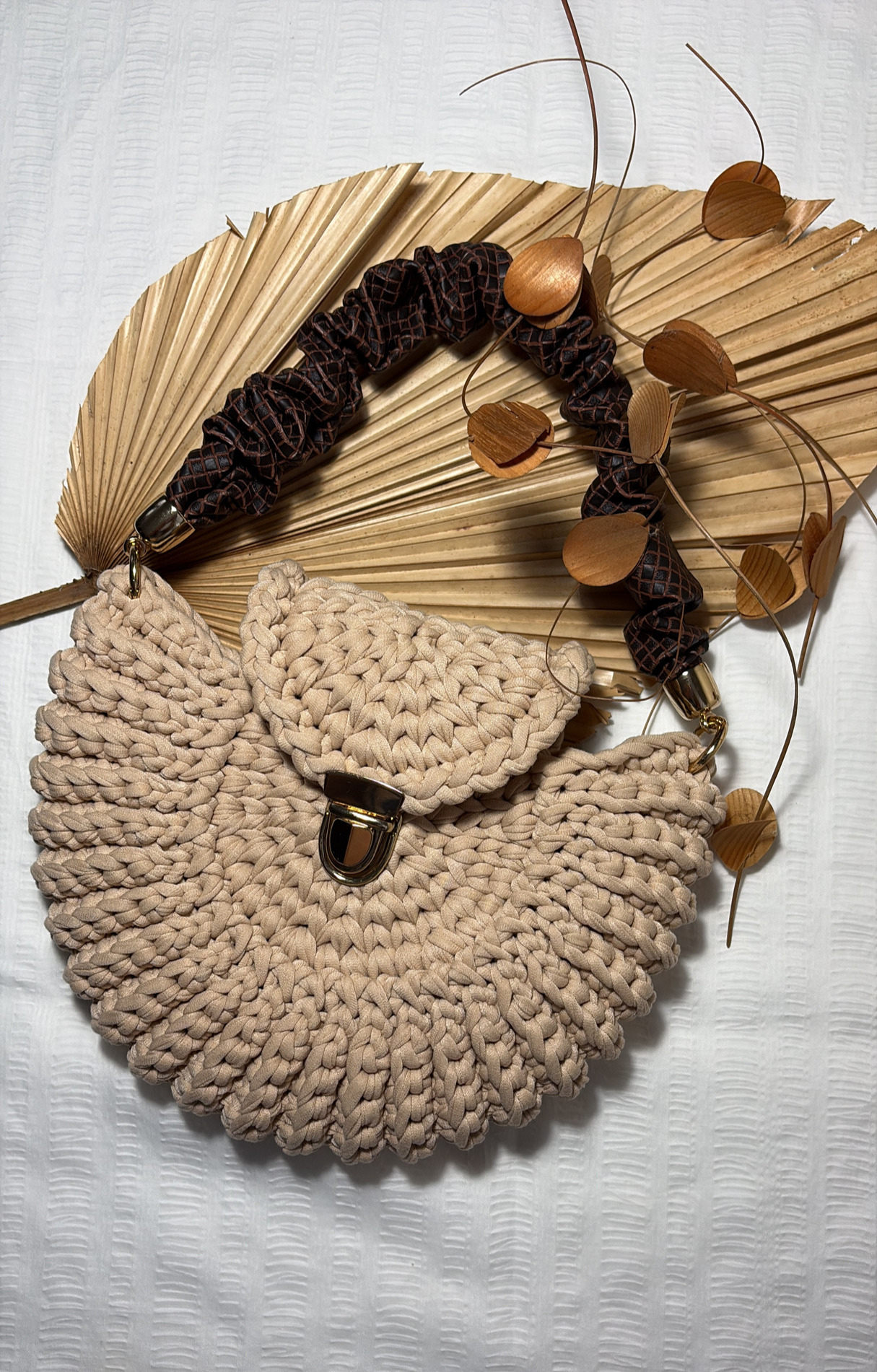 Cartera Oreo Tejida en Trapillo Redonda Beige con Cierre Dorado