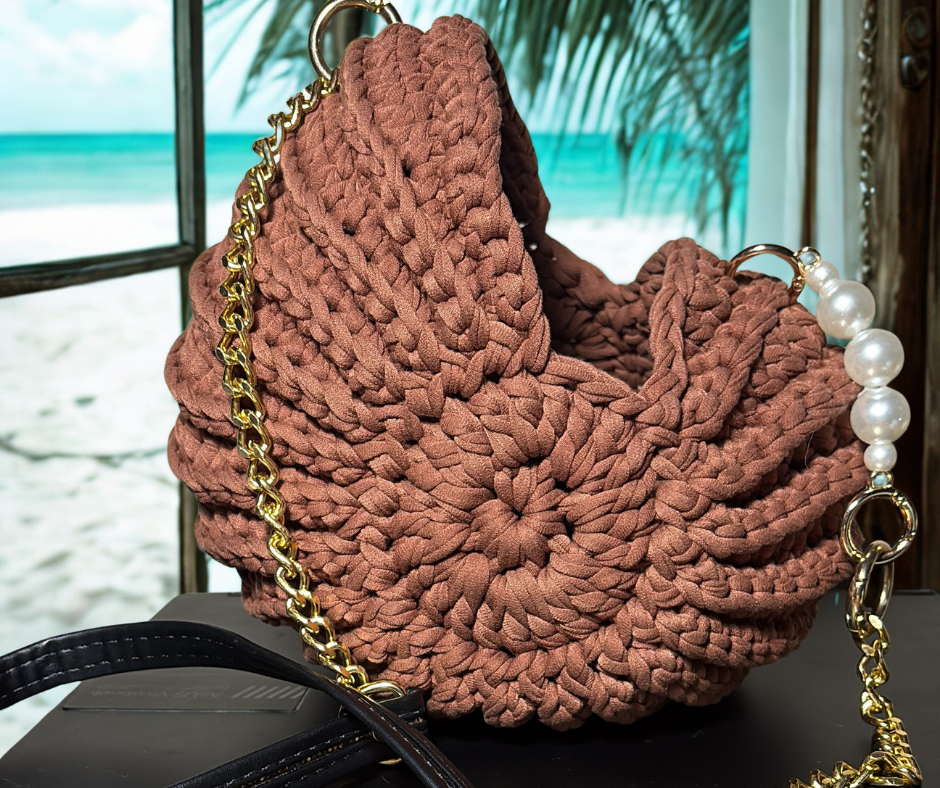 Cartera Estilo Caracol Tejida en Trapillo